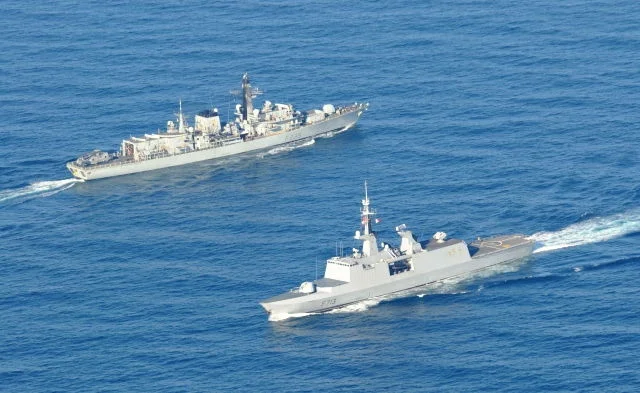La frégate Aconit croise le HMS Richmond