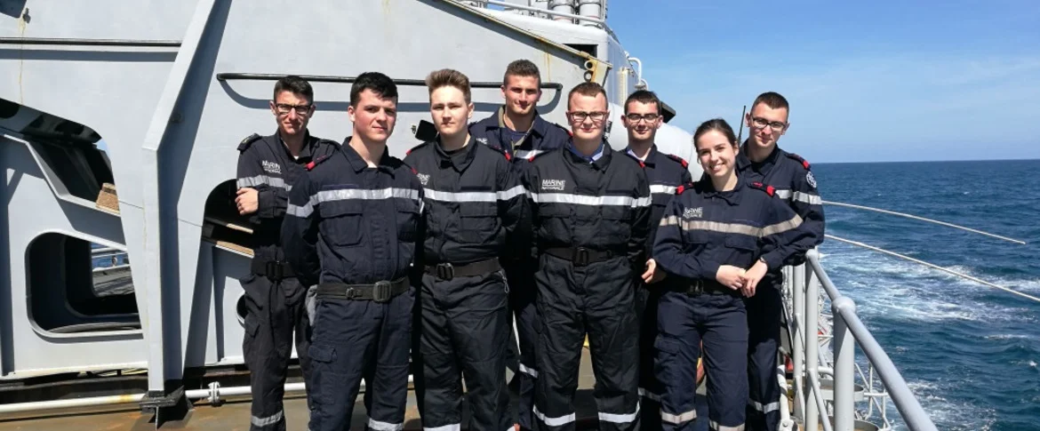 Des élèves du lycée naval et des stagiaires de la PMM en mer avec les marins du Latouche-Tréville