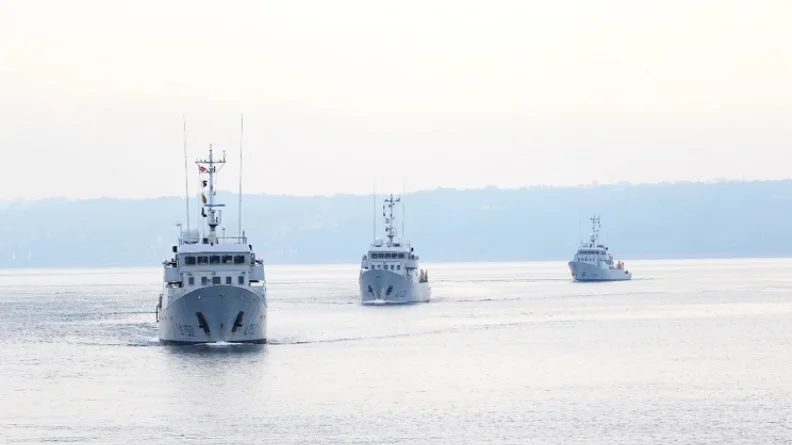 Trois bâtiments-école