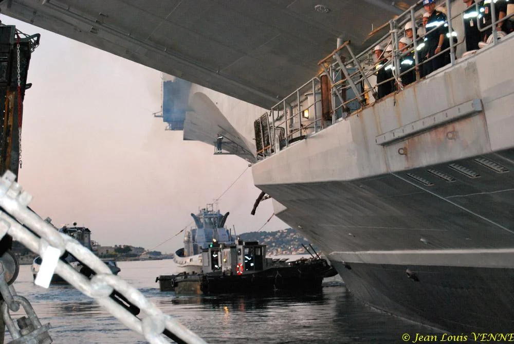 Le Charles de Gaulle sort du bassin