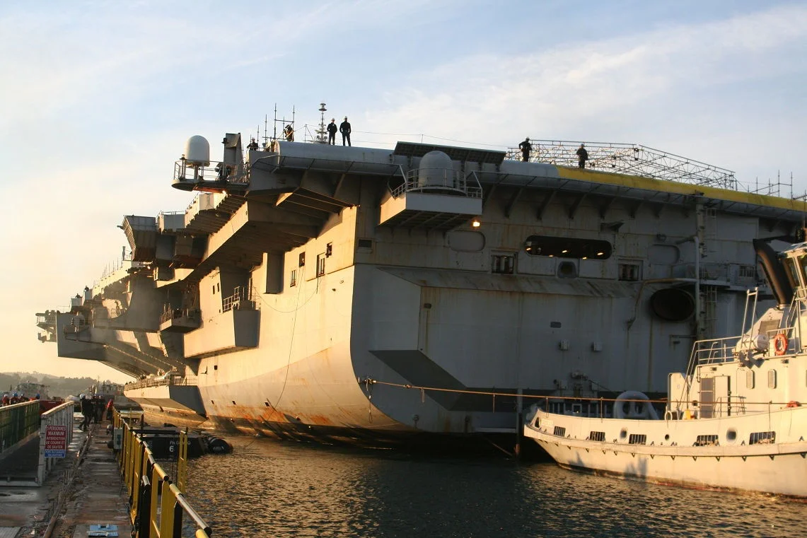 Le porte-avions occupe presqu'entièrement le bassin