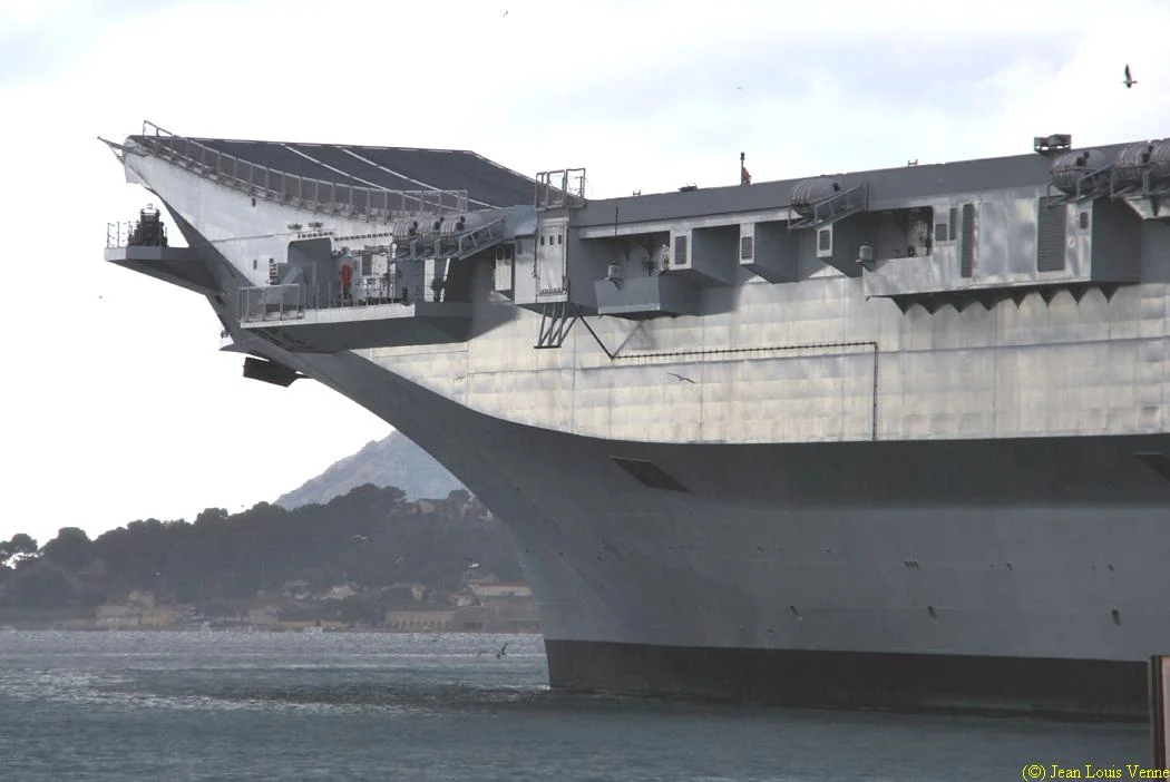 Le porte-aéronefs italien Cavour