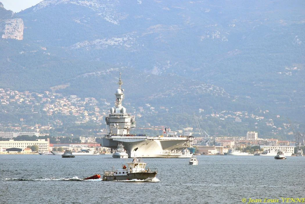 Le porte-avions Charles de Gaulle appareille pour des essais techniques