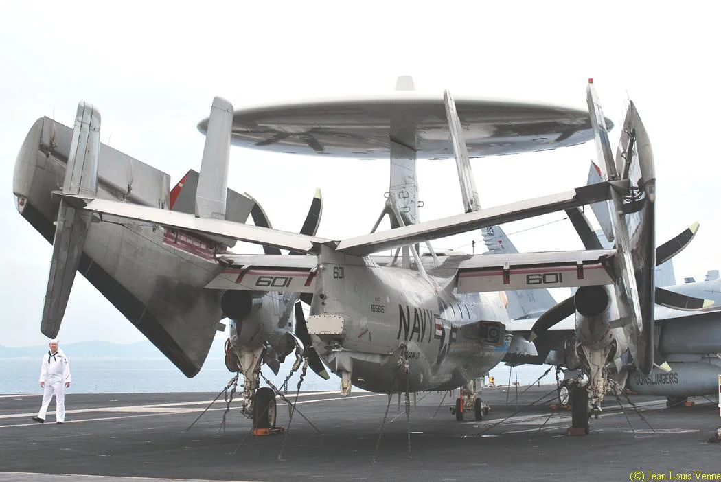 Un avion de guet aérien E-2 Hawkeye