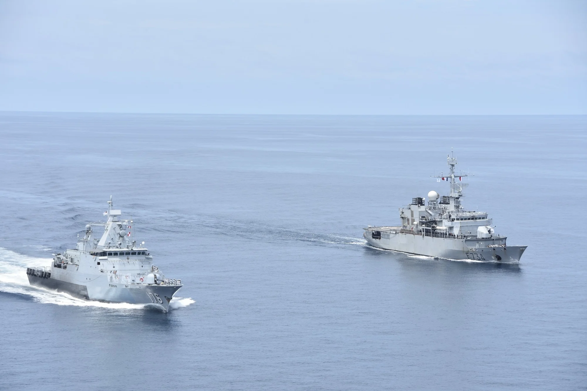 La frégate Vendémiaire et le Selangor, un bâtiment de combat de la marine malaisienne