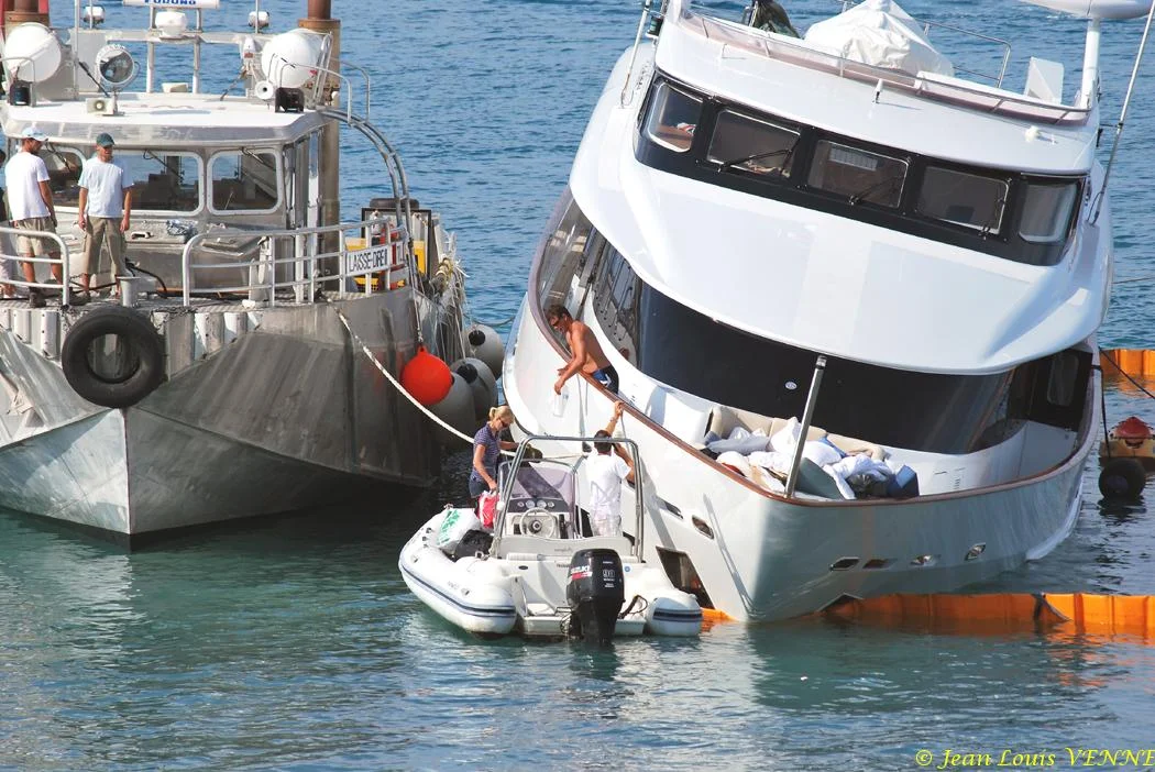 Des membres d'équipage récupèrent leurs affaires