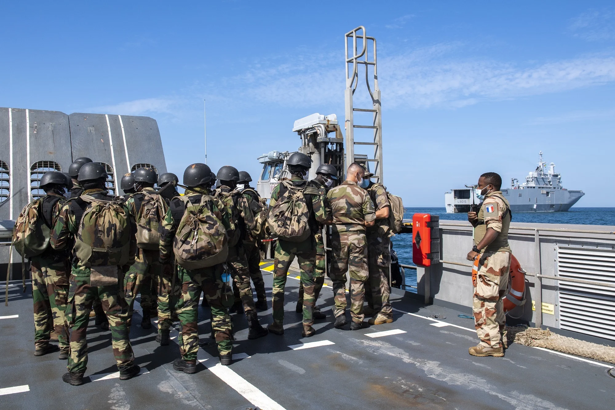 Des militaires sénégalais à bord d'un EDAR