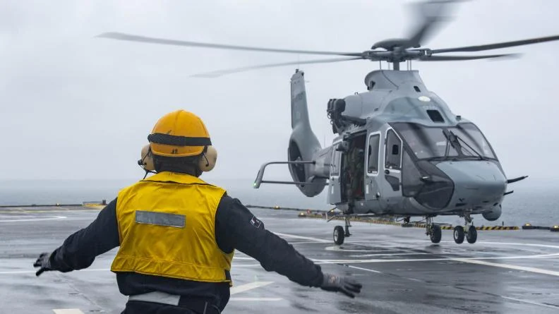 Un hélicoptère H160 de la Flottille 32F apponte sur un porte-hélicoptère amphibie