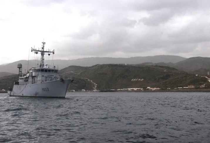 Le chasseur de mines Capricorne au large de Arta