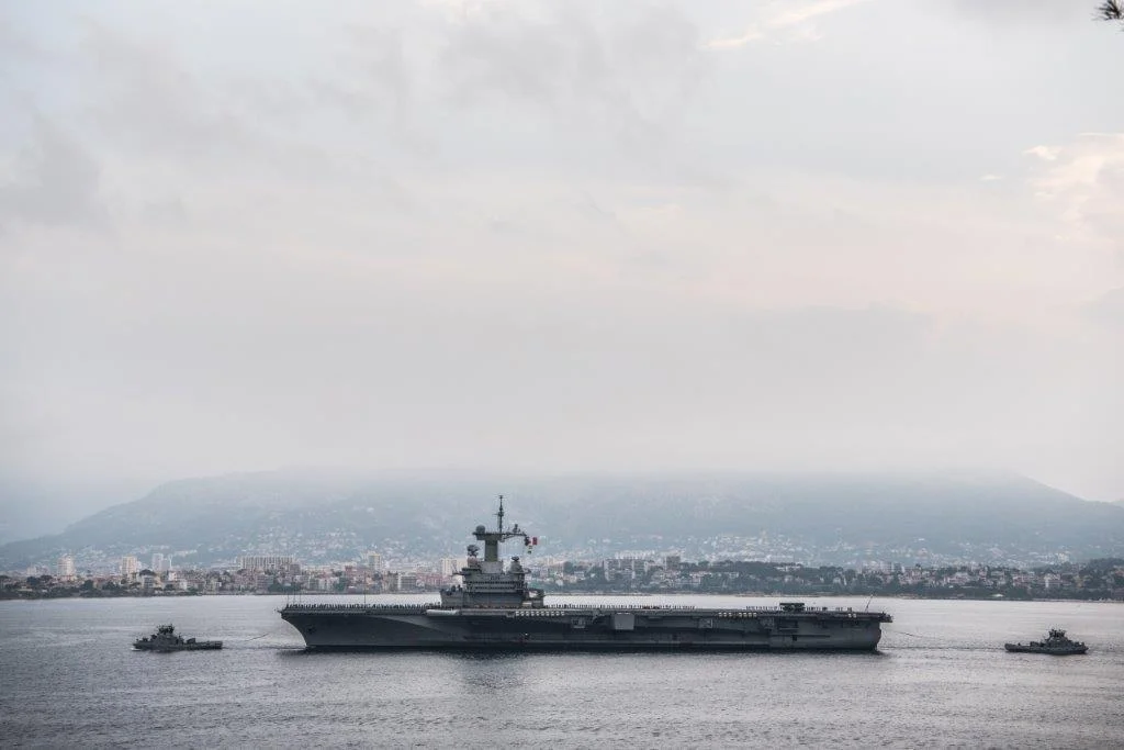 Le porte-avions Charles de Gaulle entre dans le port de Toulon