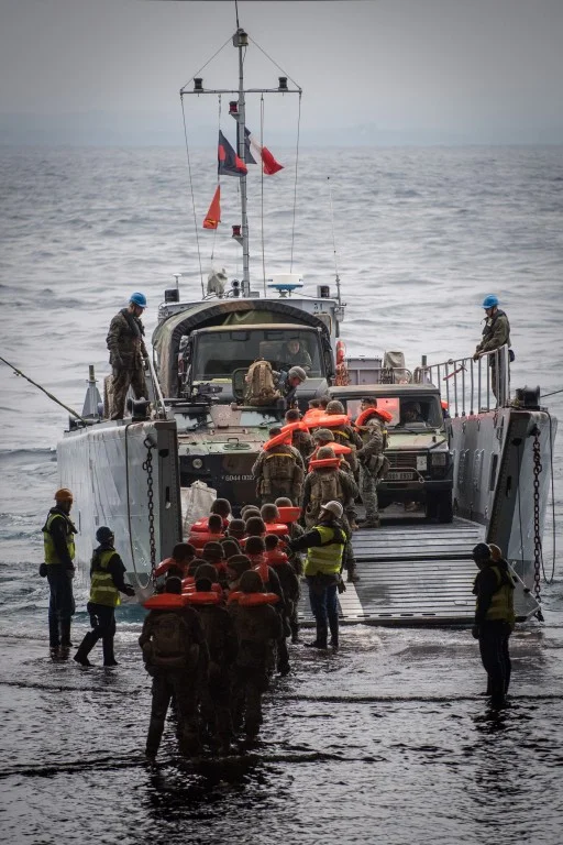 Embarquement de personnel sur un chaland de transport de matériels (CTM)