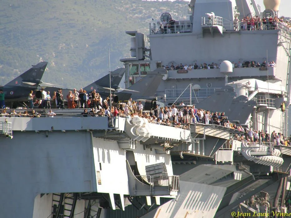 La sortie des familles du Charles de Gaulle