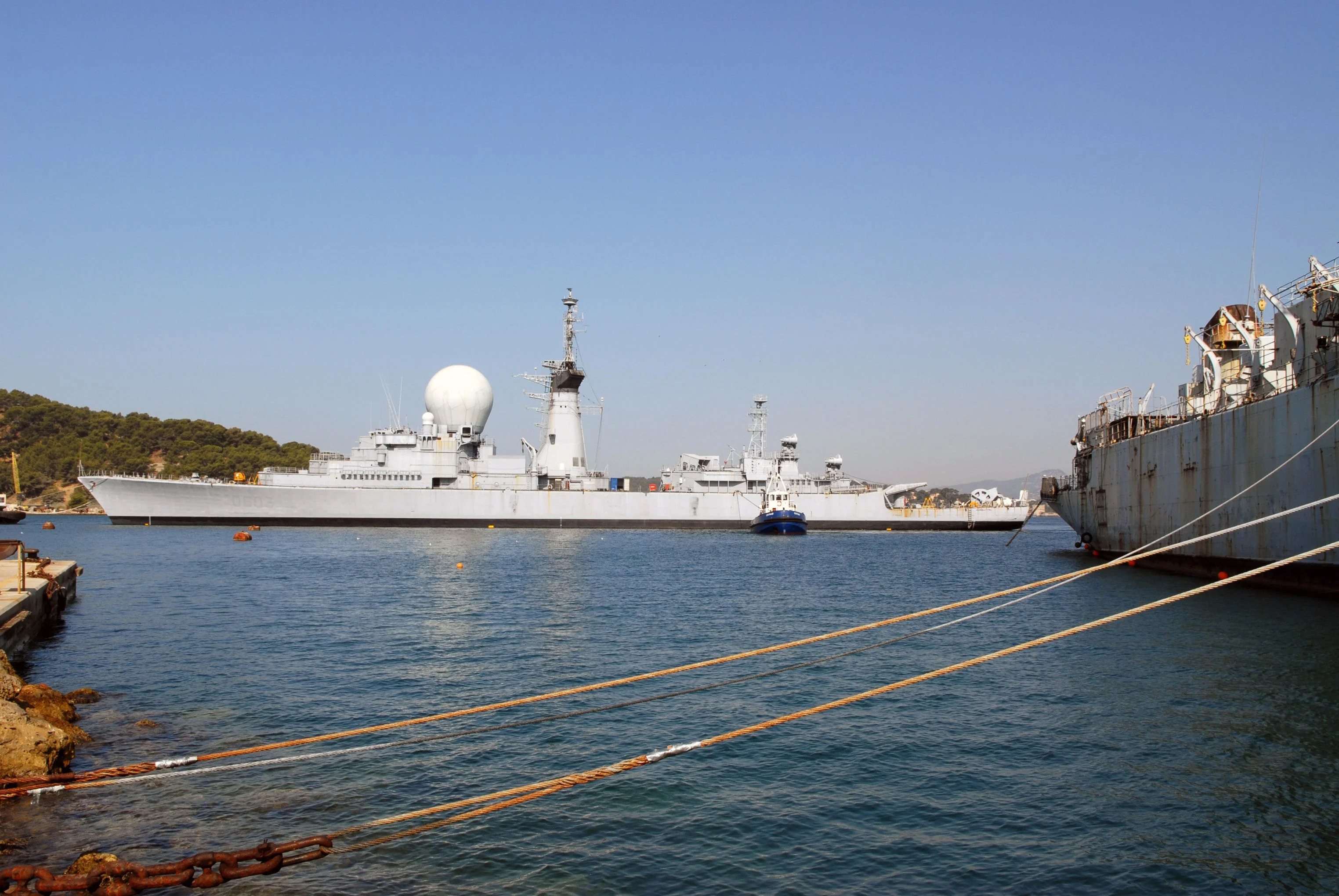 Mise en place de la coque de l’ex-Duquesne pour protéger St-Mandrier