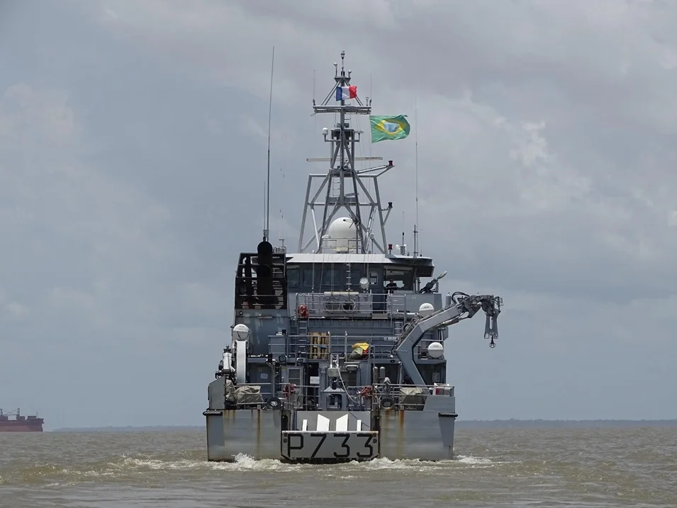 Le patrouilleur La Confiance remonte l'Amazone