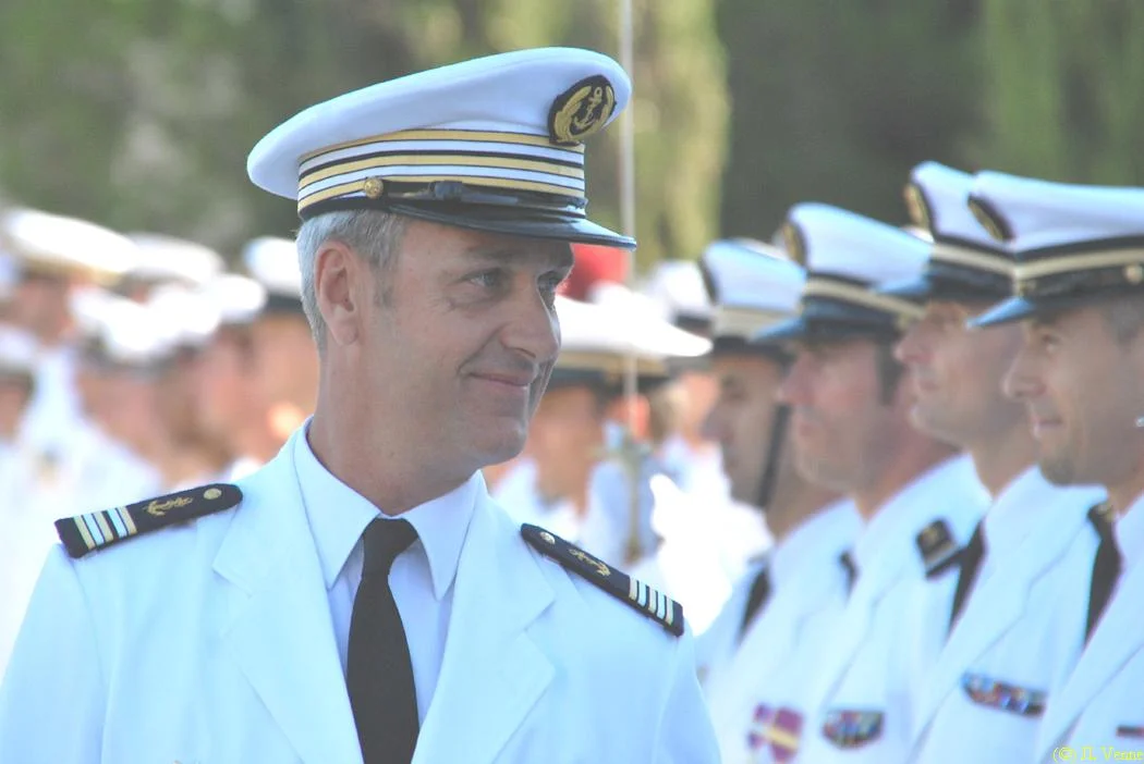 L'ancien commandant passe le personnel de l'école en revue
