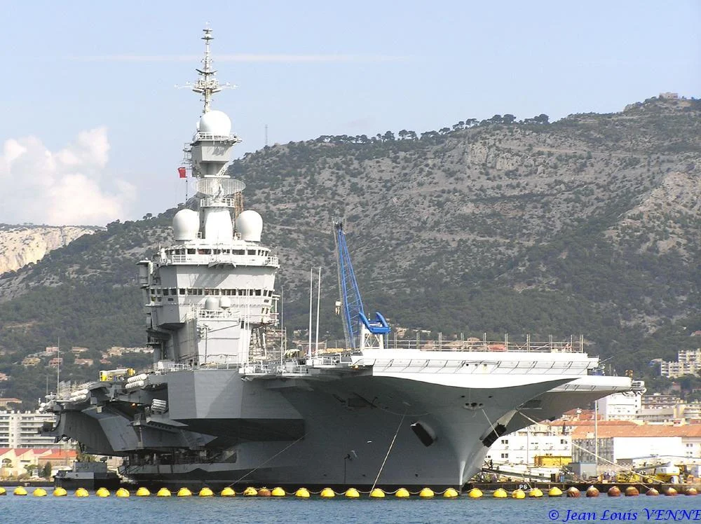Le porte-avions Charles de Gaulle après son retournement