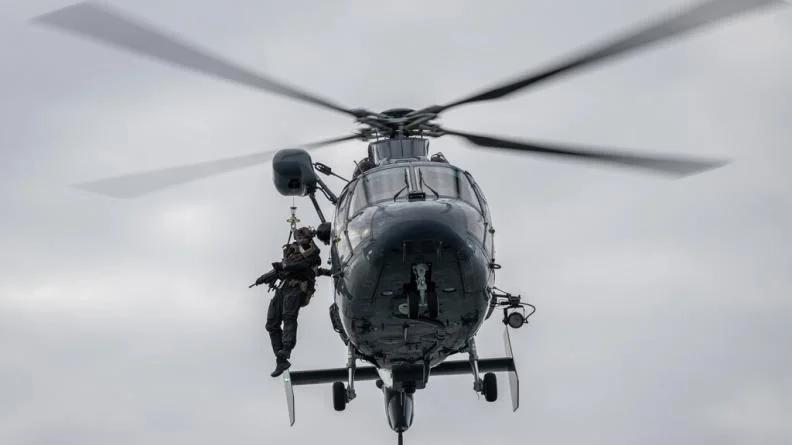 Un fusilier-marin hélitreuillé au-dessus de l'Abeille Horizon