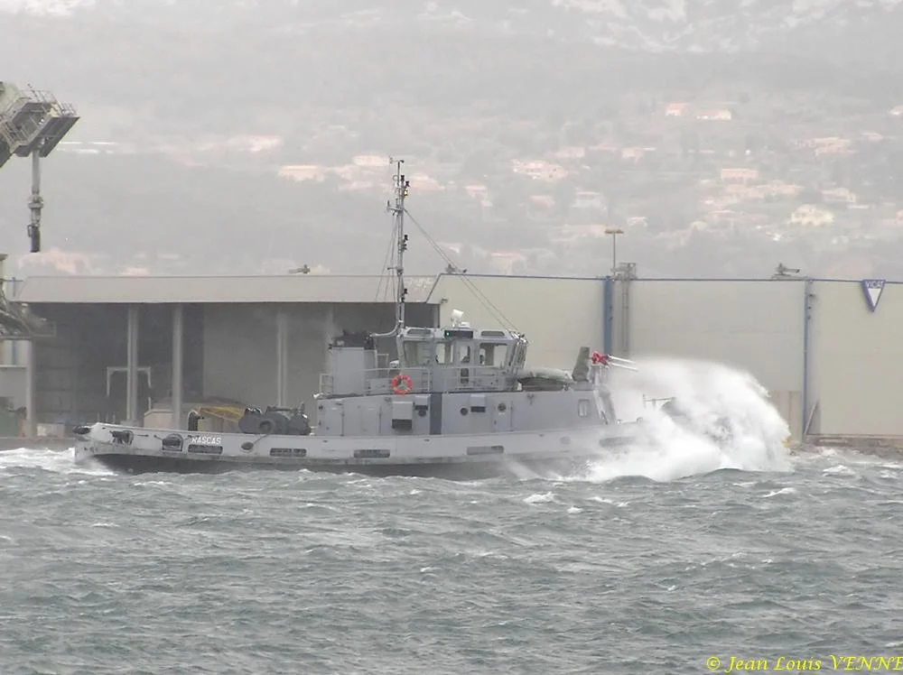 Un remorqueur dans la tempête