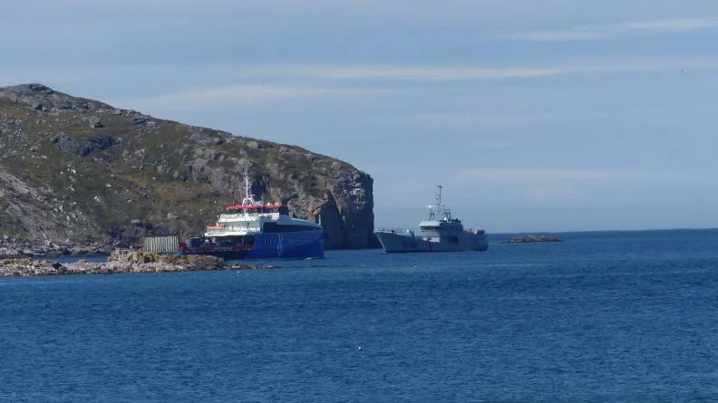 Le patrouilleur Fulmar porte assistance à un navire en détresse