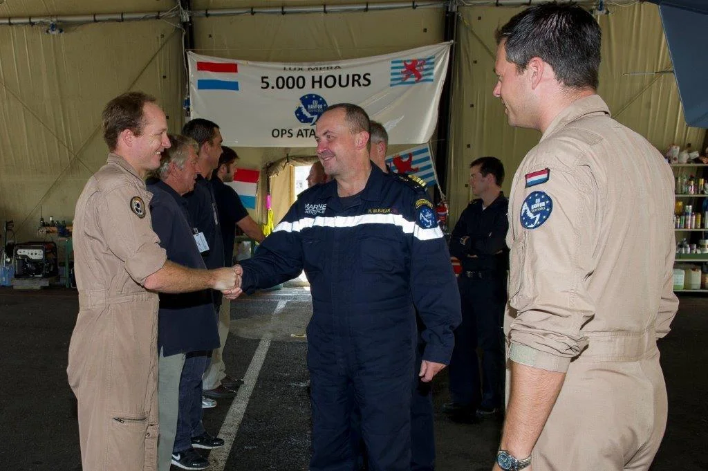Le commandant de la force européenne Atalante à la rencontre de l’équipe de l’avion de patrouille maritime luxembourgeois
