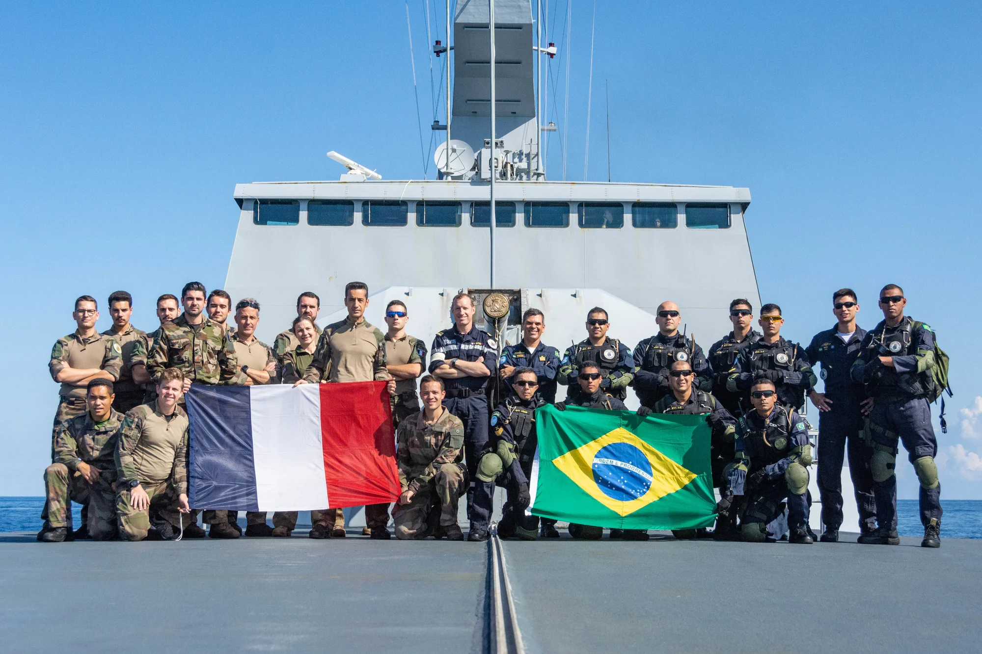 Les équipes de visite de la frégate La Fayette et de la frégate brésilienne Barroso