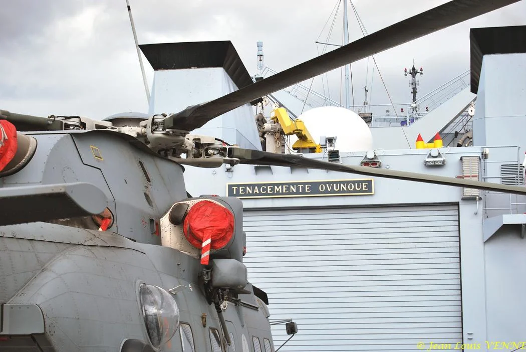 Un hélicoptère EH-101