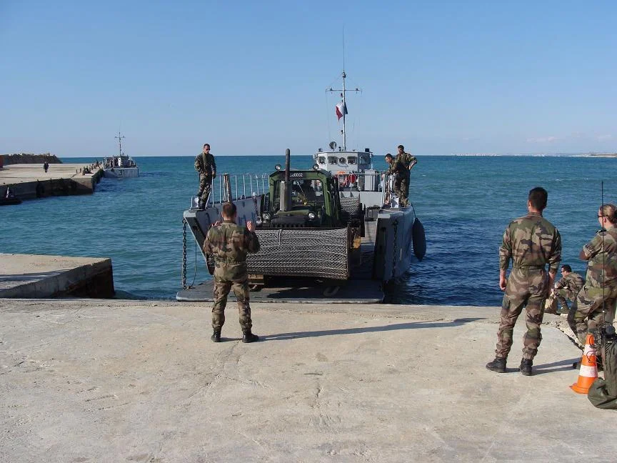 Un engin débarque d'un CTM