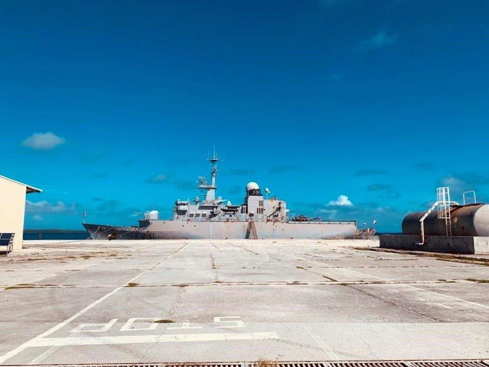 La frégate Prairial accostée à Mururoa