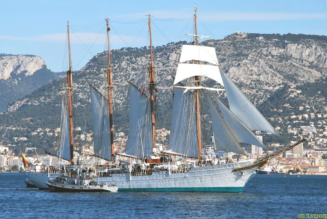 Le voilier-école espagnol Juan Sebastian de Elcano appareille de Toulon