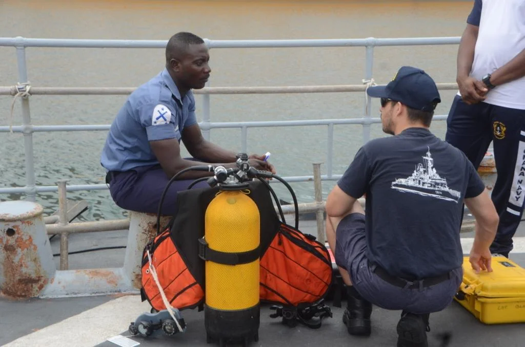 L’équipage du Commandant Blaison au contact des marins ghanéens