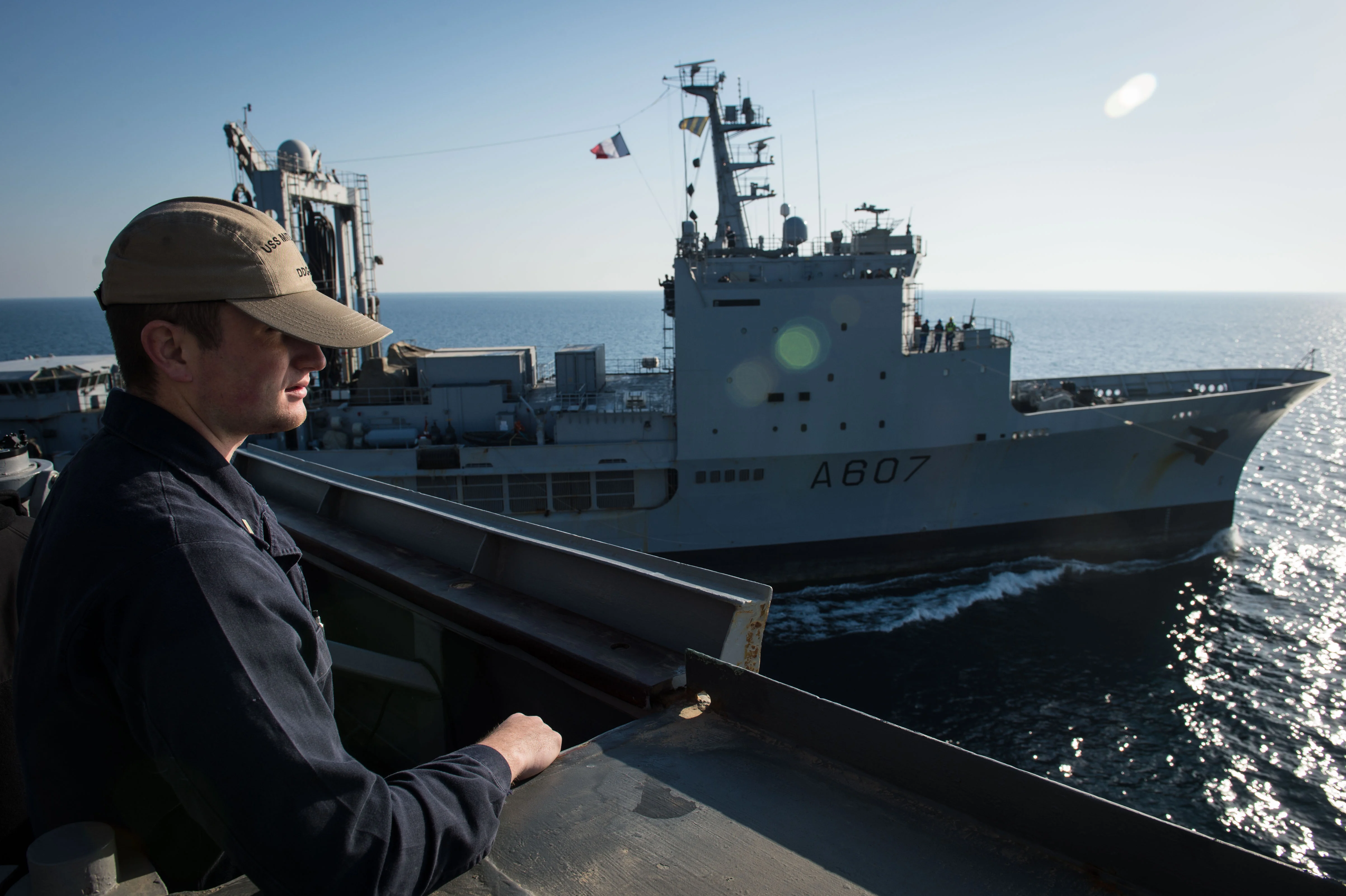 Le pétrolier-ravitailleur Meuse ravitaille un destroyer américain