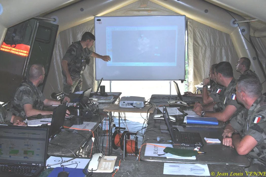 Poste de commandement sous la tente