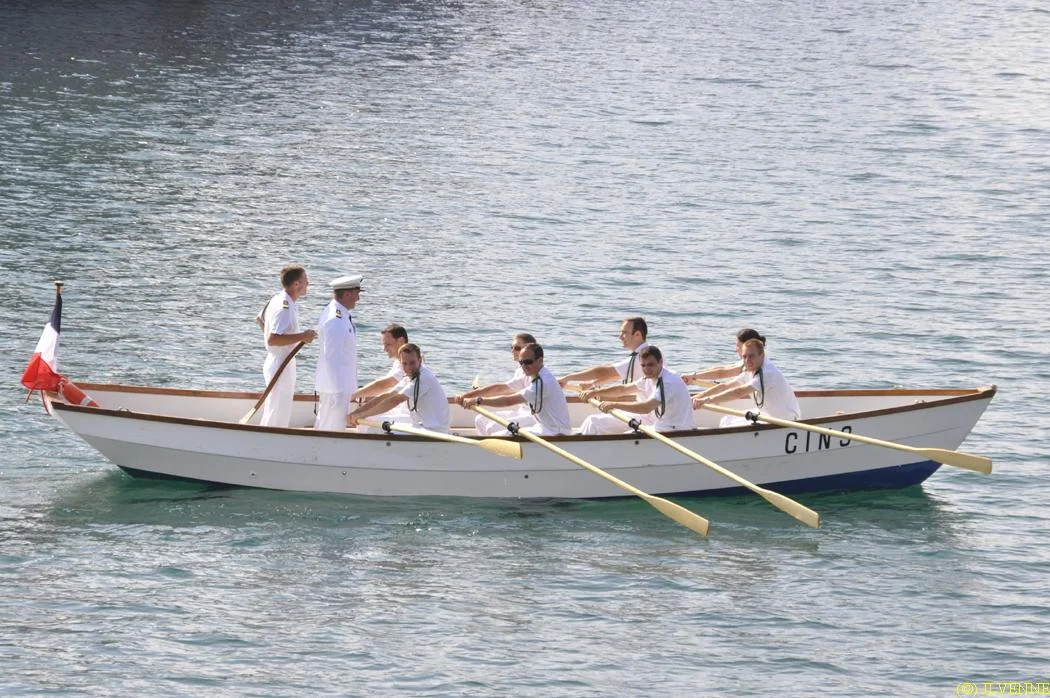 Tradition : le CF Eugène débarque en chaloupe armée par les officiers de l'Aconit