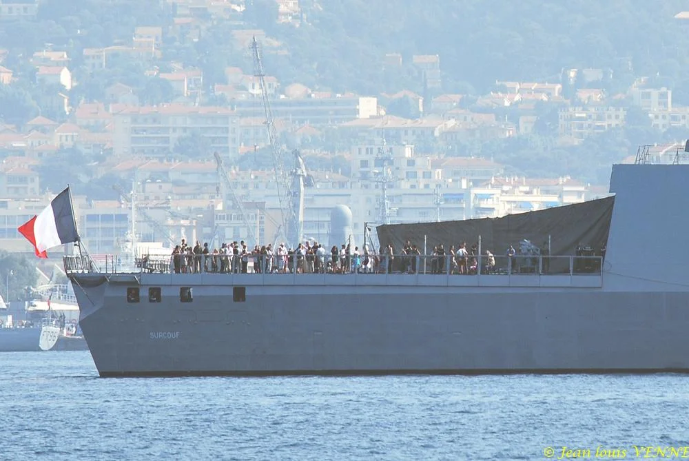 La frégate Surcouf appareille pour sa sortie des familles