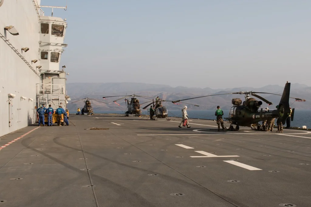 Hélicoptères sur le pont du Dixmude