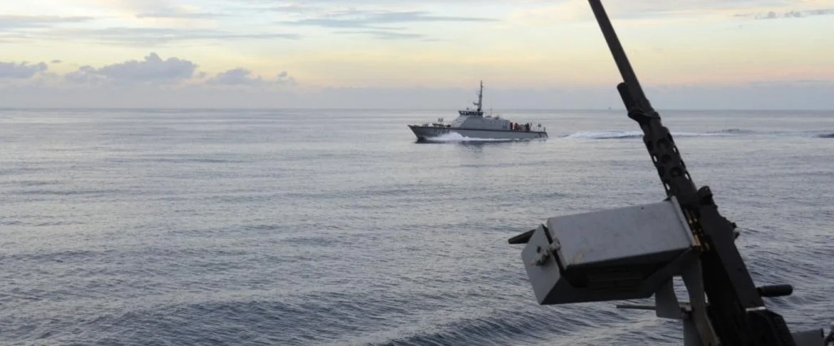 Le patrouilleur de haute mer LV Le Hénaff aux côtés de la marine togolaise 