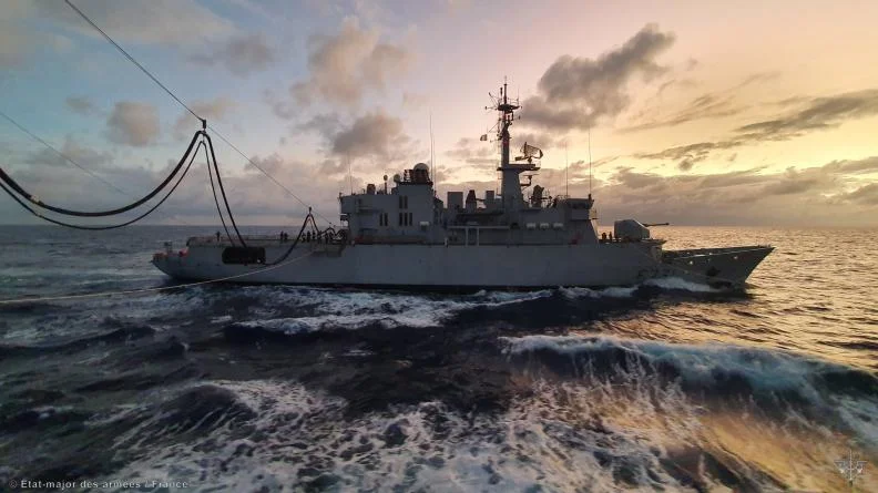 Ravitaillement à la mer pour la frégate Prairial