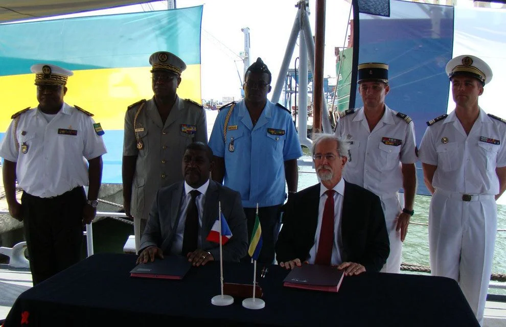 Signature d’une convention franco-gabonaise à bord de l’aviso Commandant Bouan