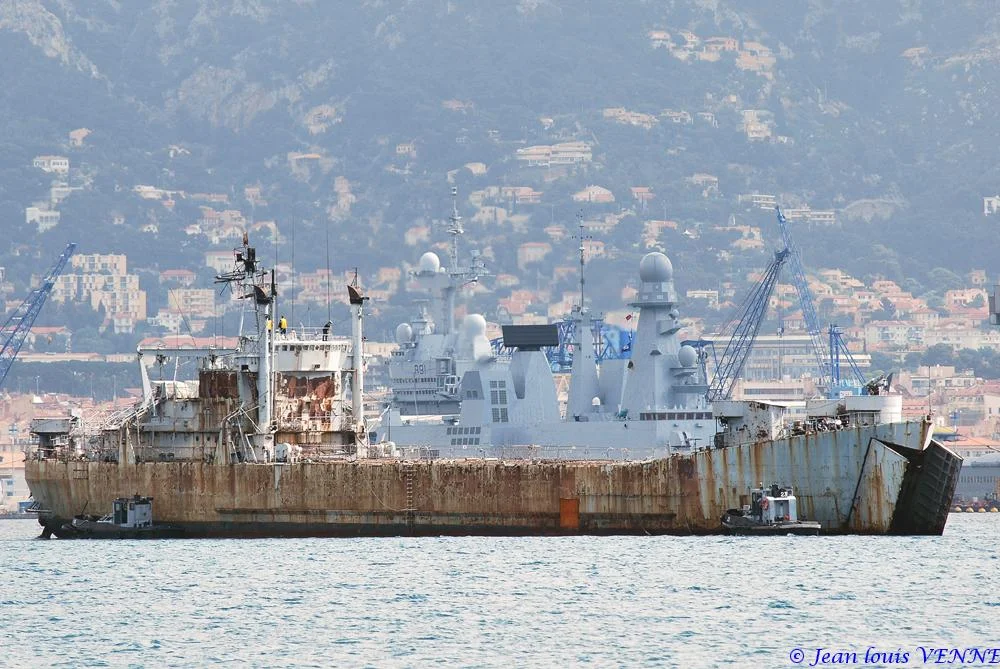 La coque de l’ex-Argens transférée à la base navale de Toulon