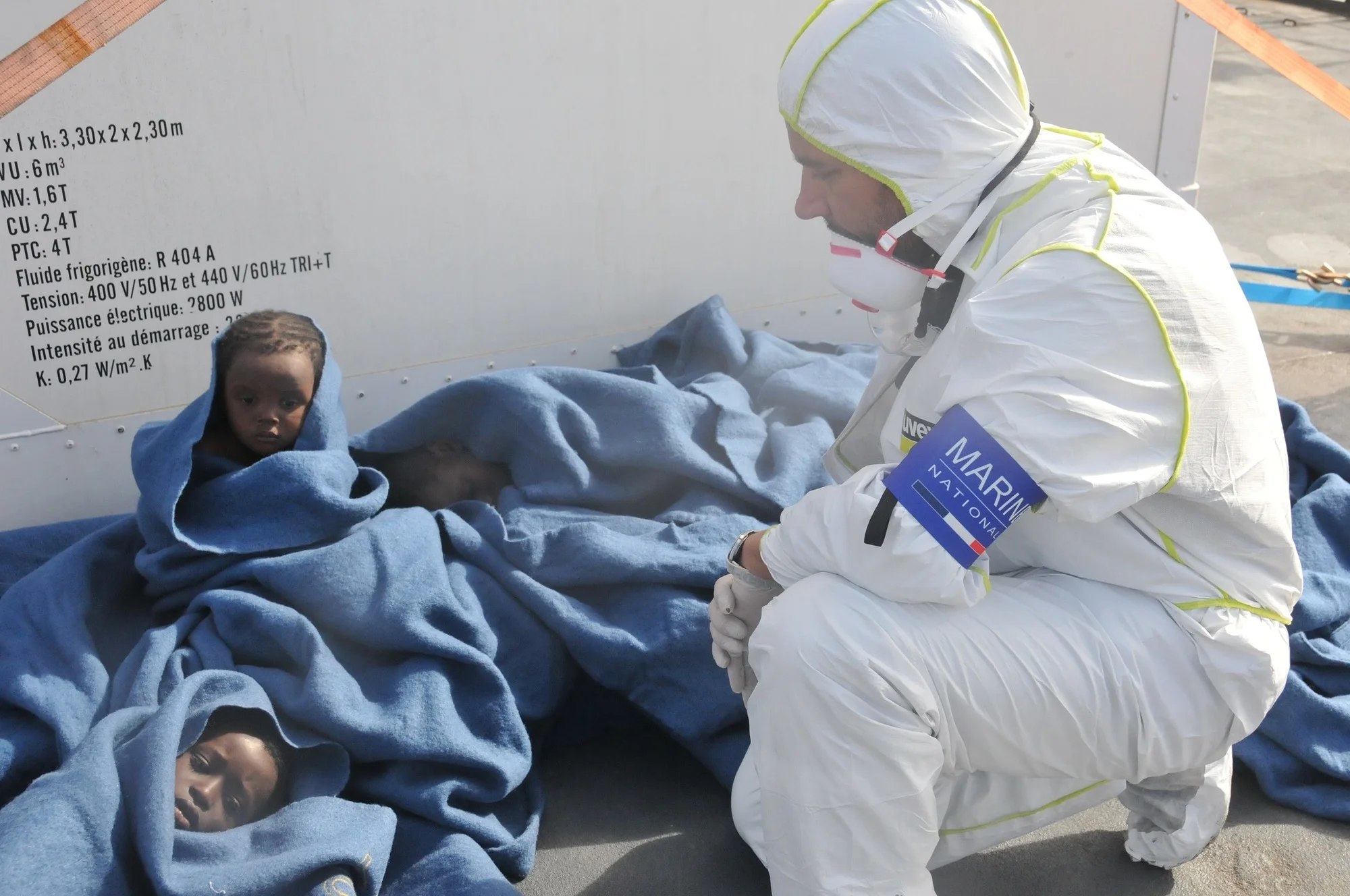 Un membre d'équipage du Cdt Bouan assiste des naufragés