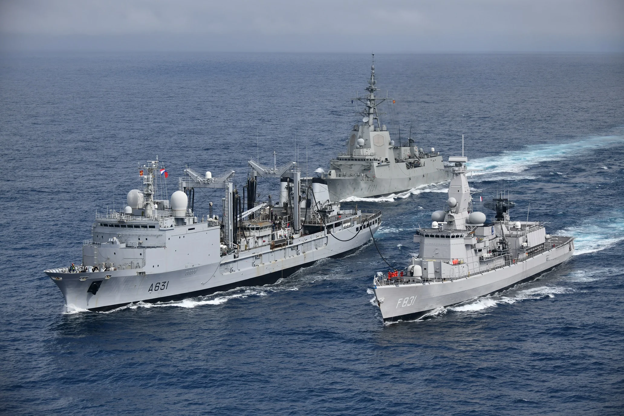 Le BCR Somme et les frégates espagnole ESPS Alvaro De Bazan néerlandaise Zr.Ms. van Amstel