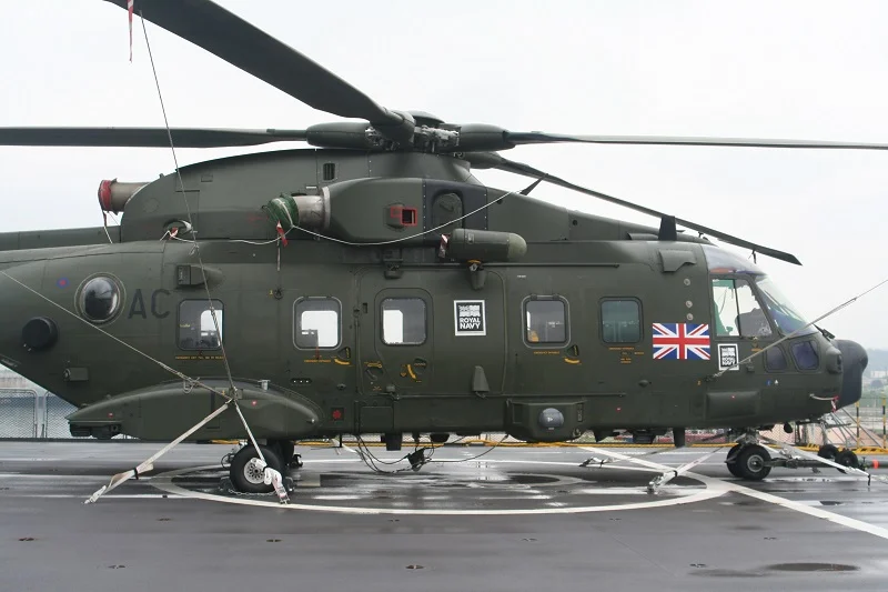Un hélicoptère Merlin de la Royal Navy sur le pont du Mistral