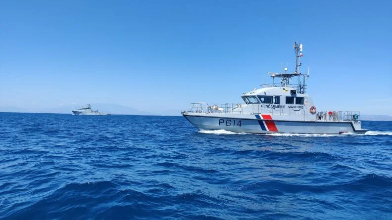 Le bâtiment de soutien Loire et la vedette Tech de la gendarmerie maritime