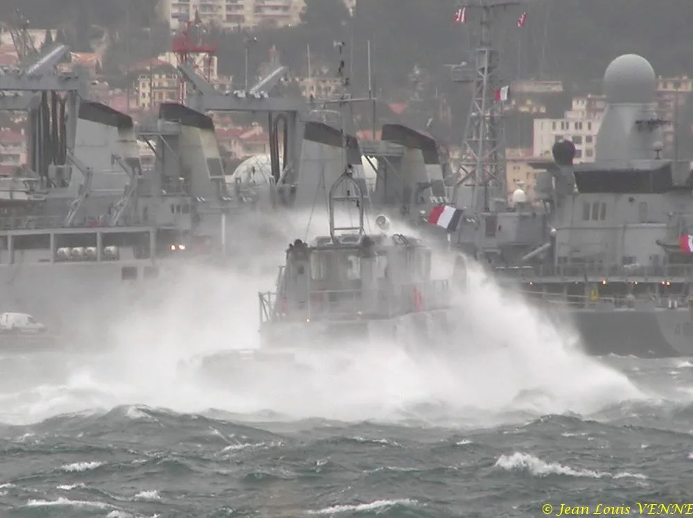 Un remorqueur dans la tempête