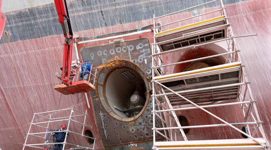 Installation d’un deuxième propulseur d’étrave sur le porte-hélicoptères Tonnerre