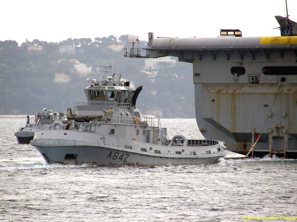 DerriÃ¨re le Charles de Gaulle