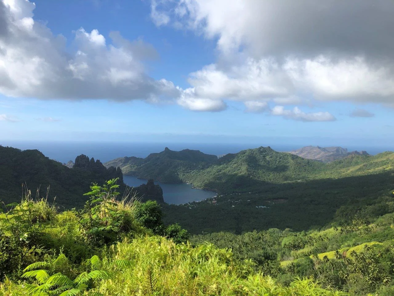 La baie de Nuku-Hiva (Polynésie Française)