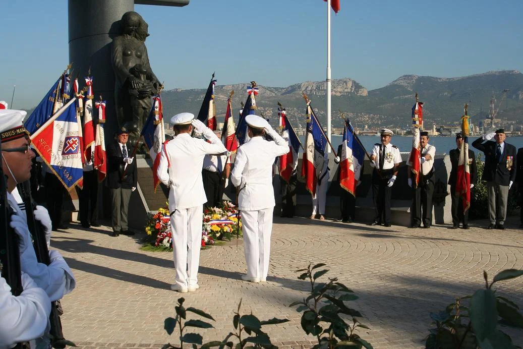 Dépôt de gerbe par le commandant de l'escadrille des SNA