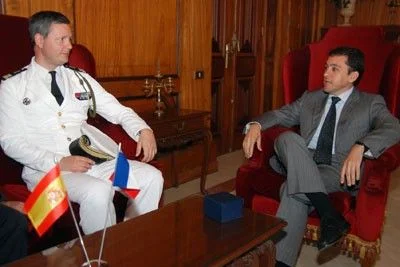 Le maire de Santa Cruz de Tenerife reçoit le commandant du navire français Monge