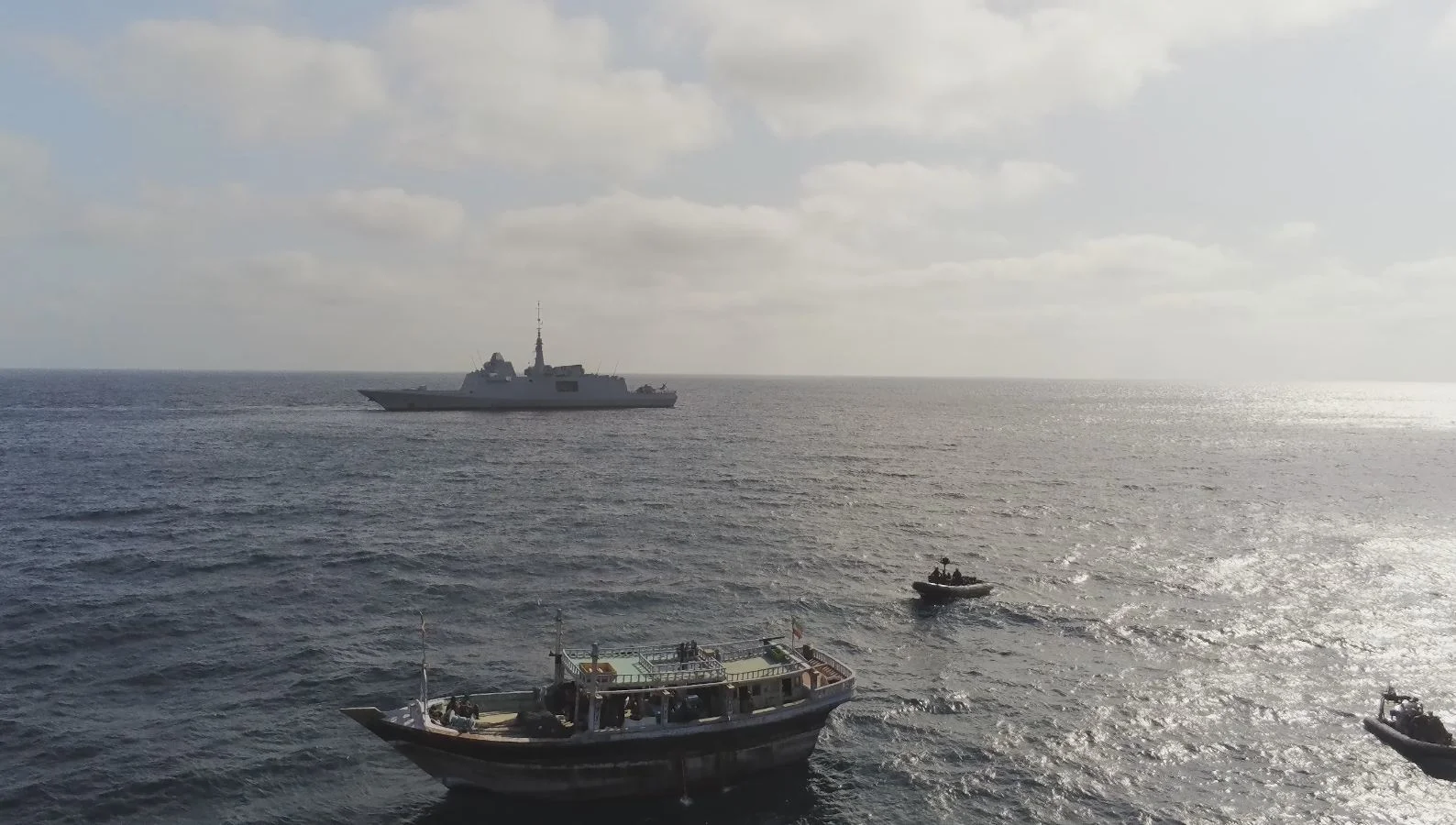 La frégate Languedoc et le boutre suspect